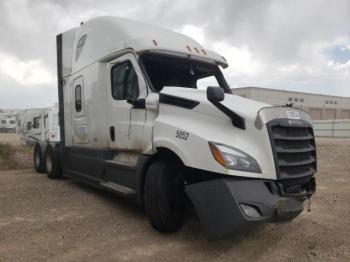  Salvage Freightliner Cascadia 1