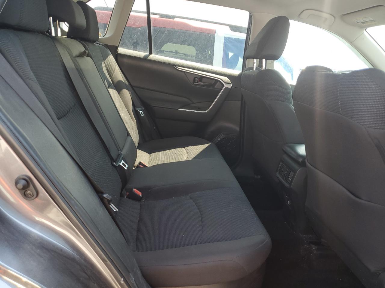 Toyota RAV4 Le Image 10