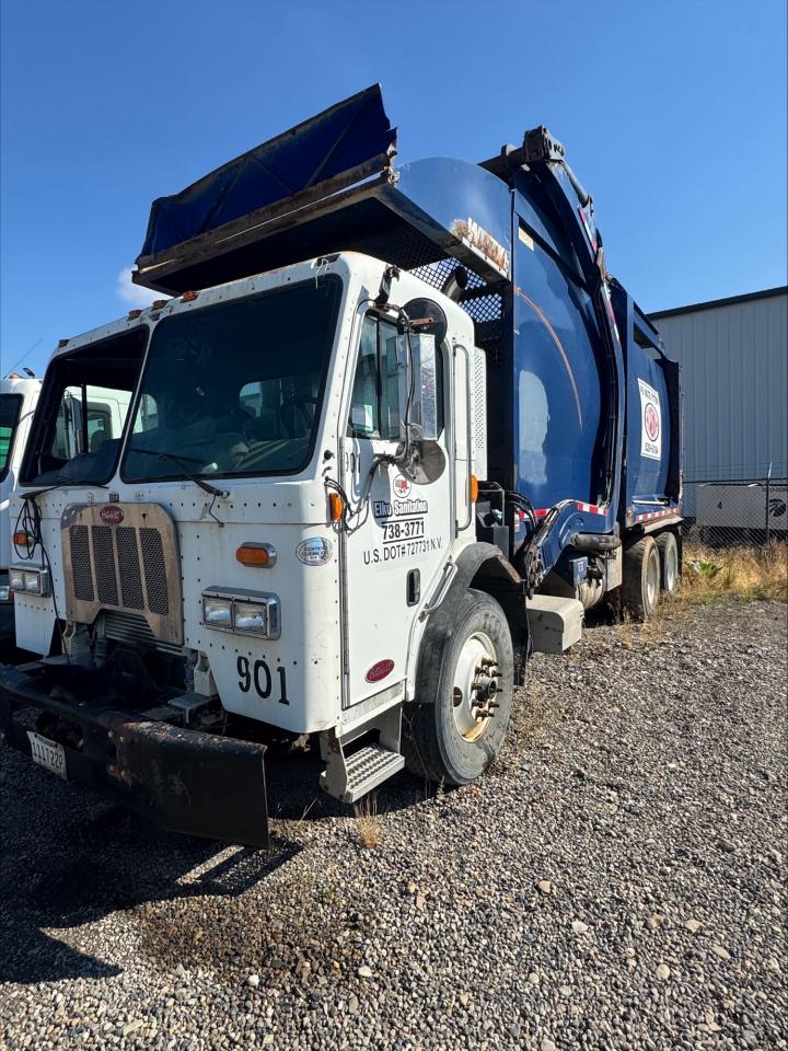 Peterbilt 320 Image 2