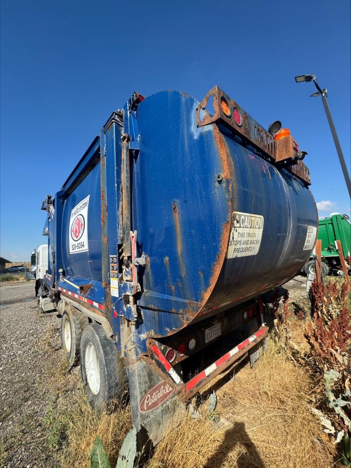 Peterbilt 320 Image 3