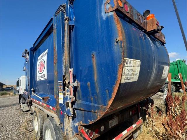 Peterbilt 320 Image 3