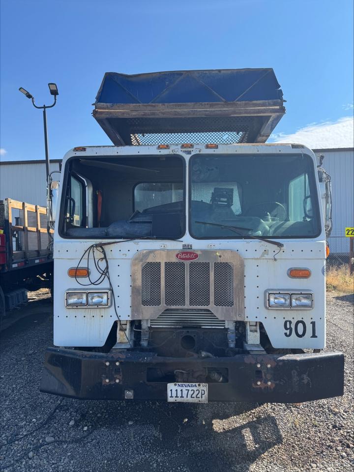 Peterbilt 320 Image 7