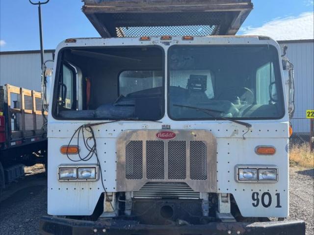 Peterbilt 320 Image 7