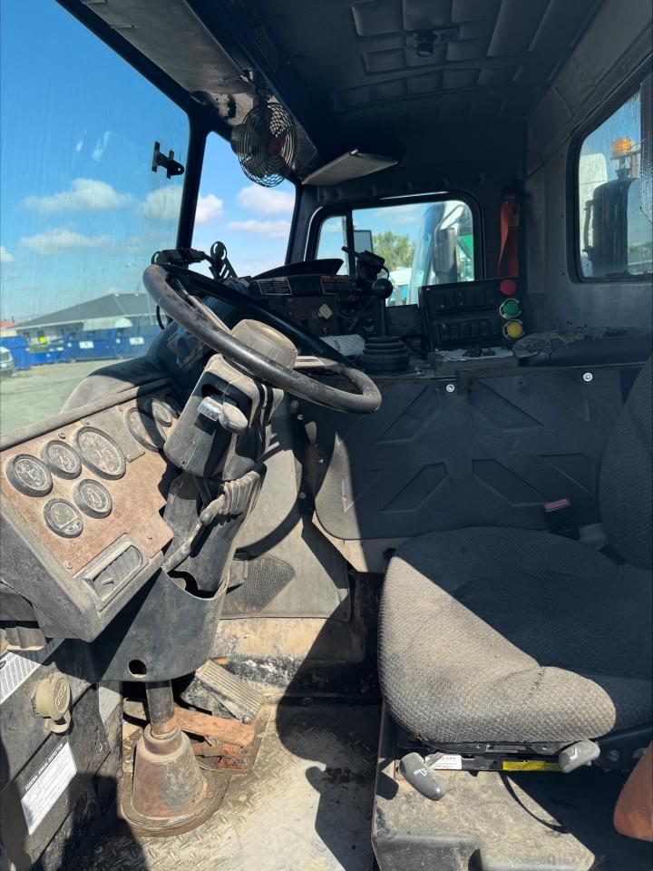 Peterbilt 320 Image 8