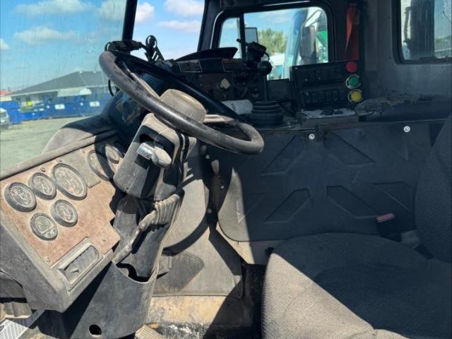 Peterbilt 320 Image 8