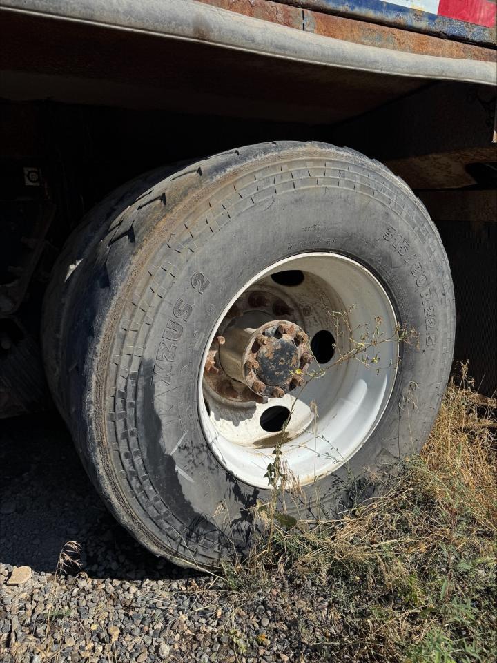 Peterbilt 320 Image 5