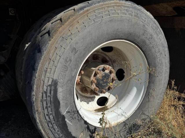 Peterbilt 320 Image 5