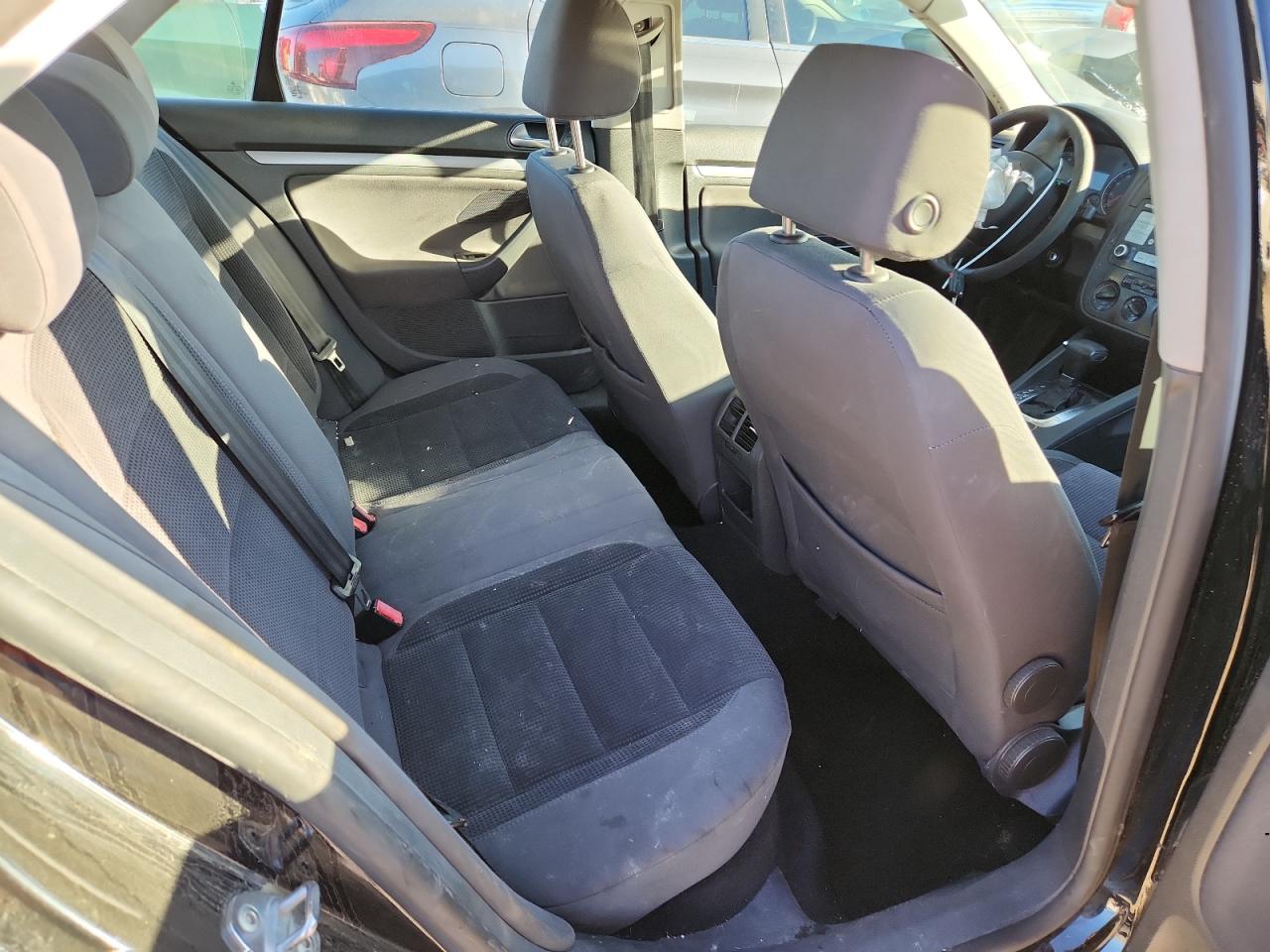 Volkswagen Jetta S Image 10