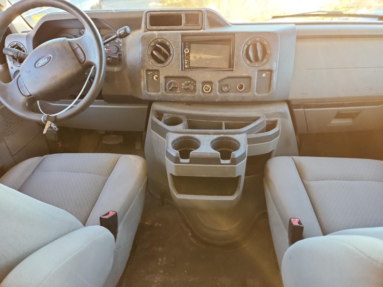 Ford Econoline E350 Super Duty Van Image 2