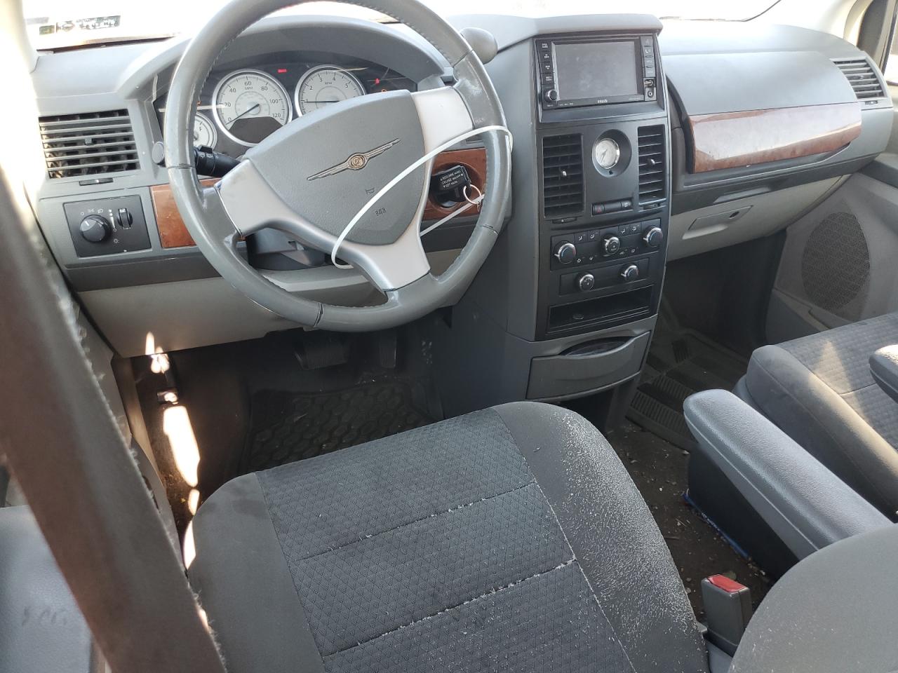 Chrysler Minivan Lx Image 2