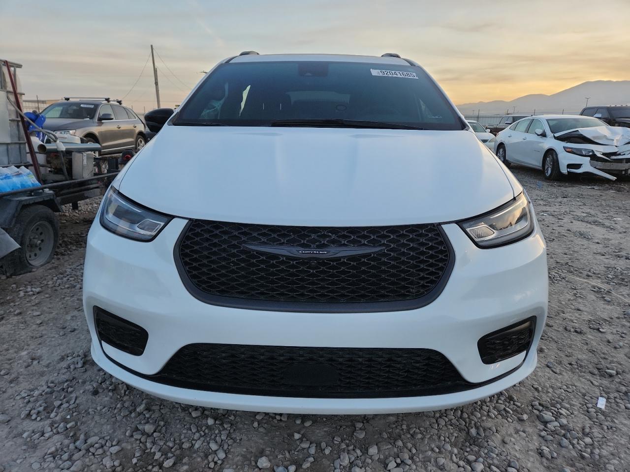 Chrysler Pacifica Hybrid Select Image 6