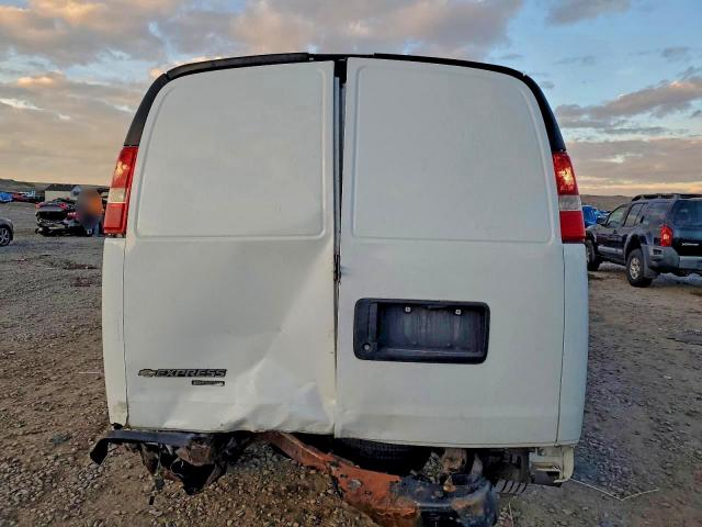 Chevrolet Express Image 5