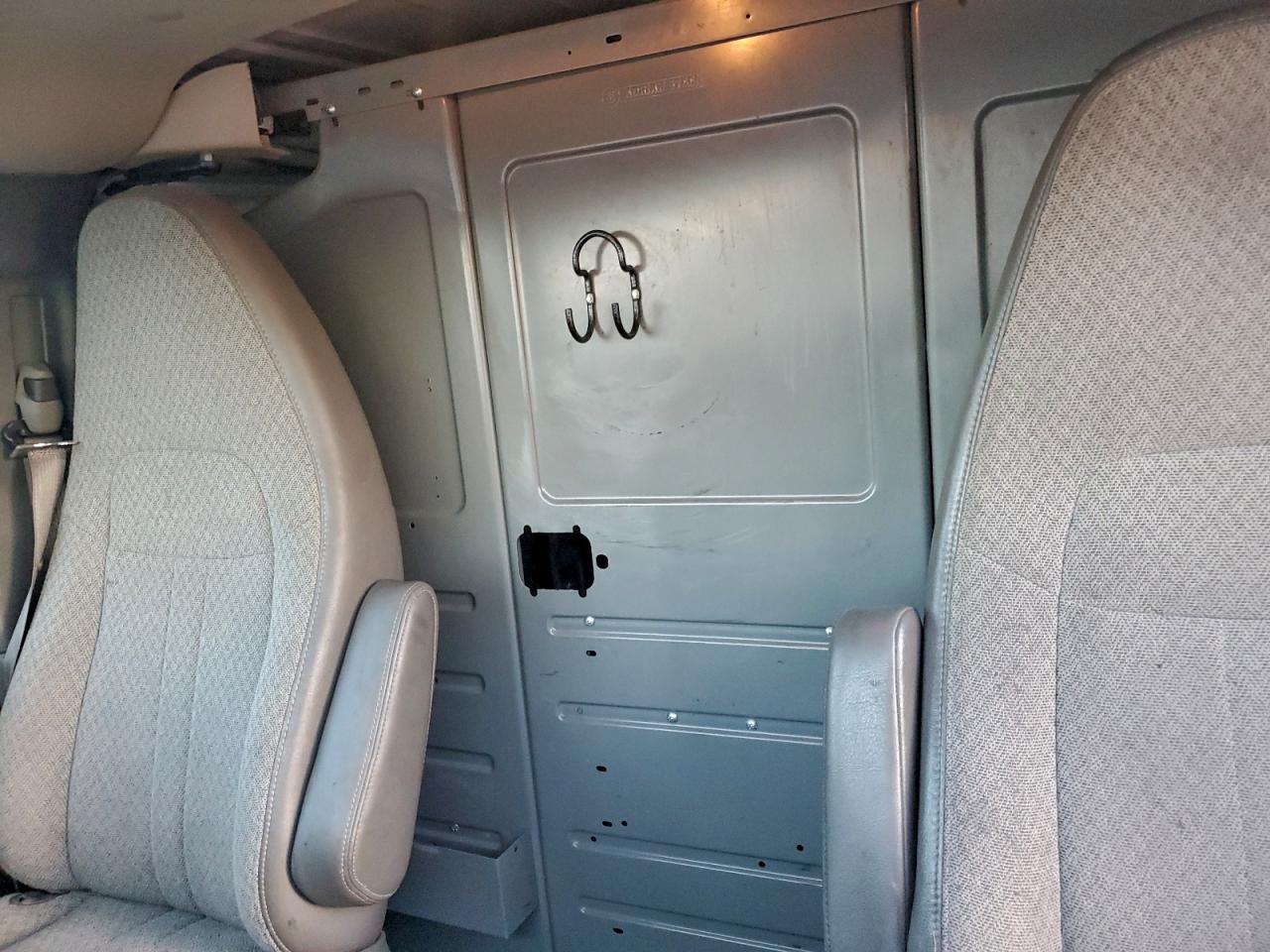 Chevrolet Express Image 7