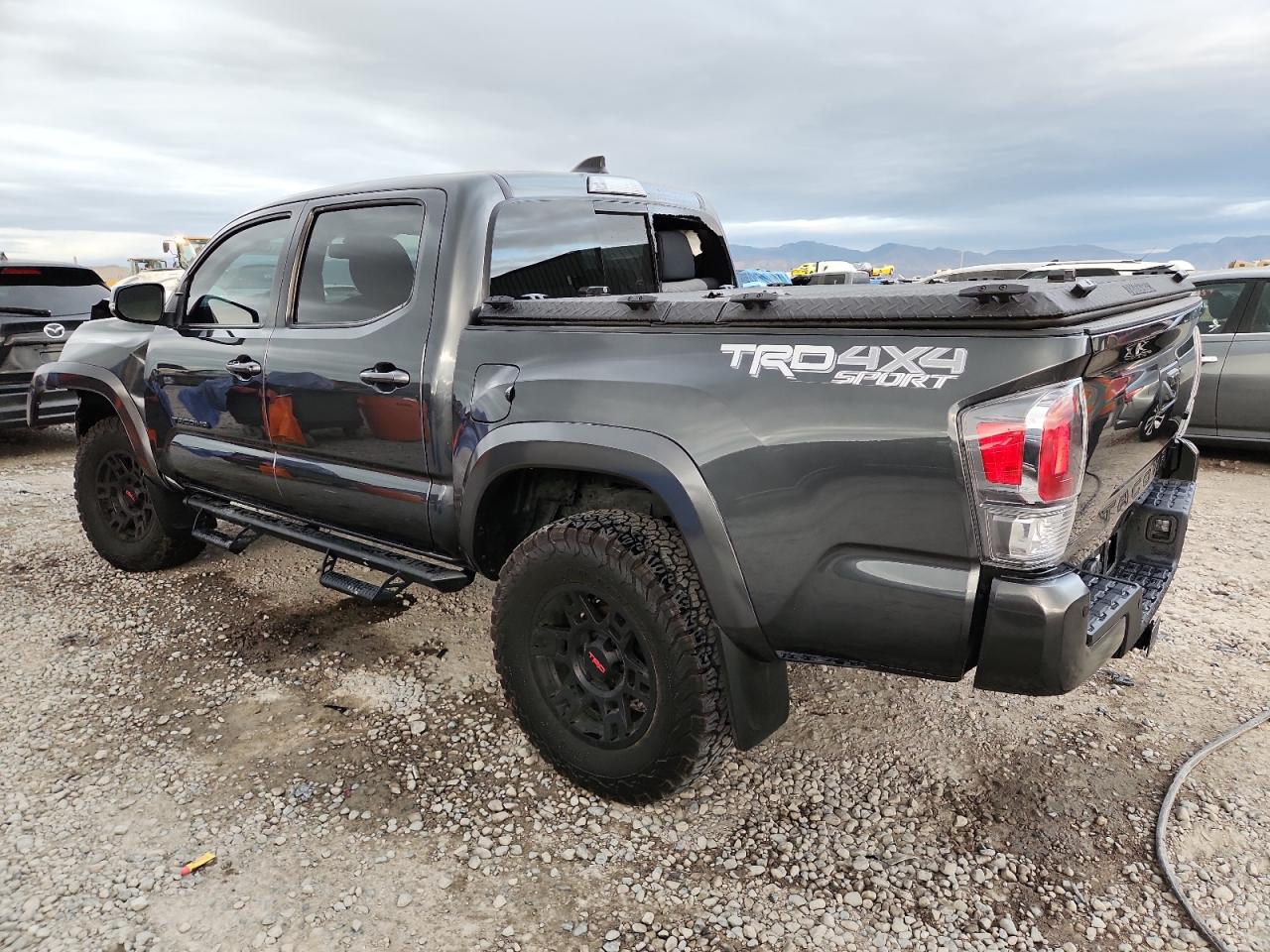 Toyota Tacoma Double Cab Image 3
