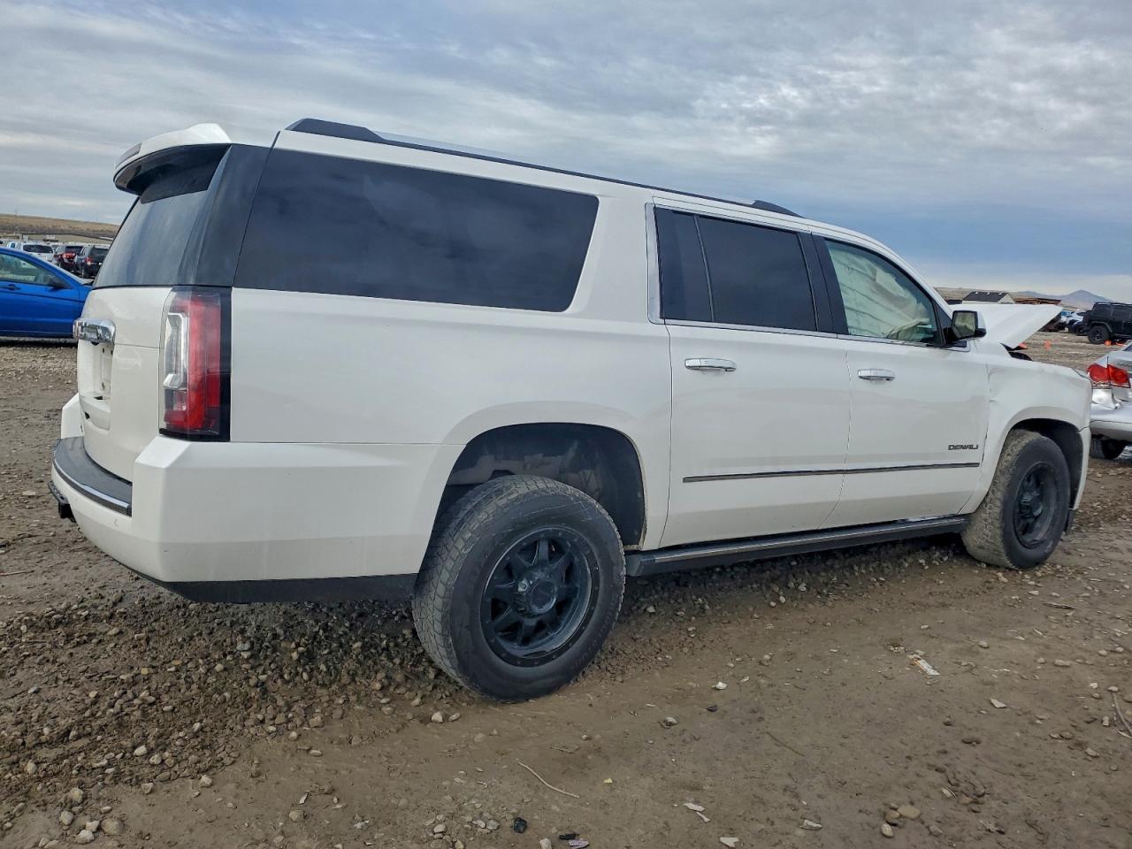 GMC Yukon Denali Image 3