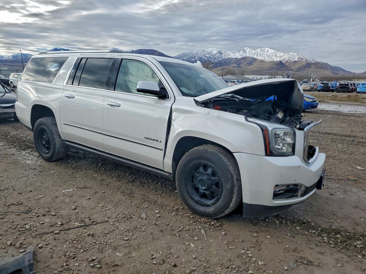 GMC Yukon Denali Image 2