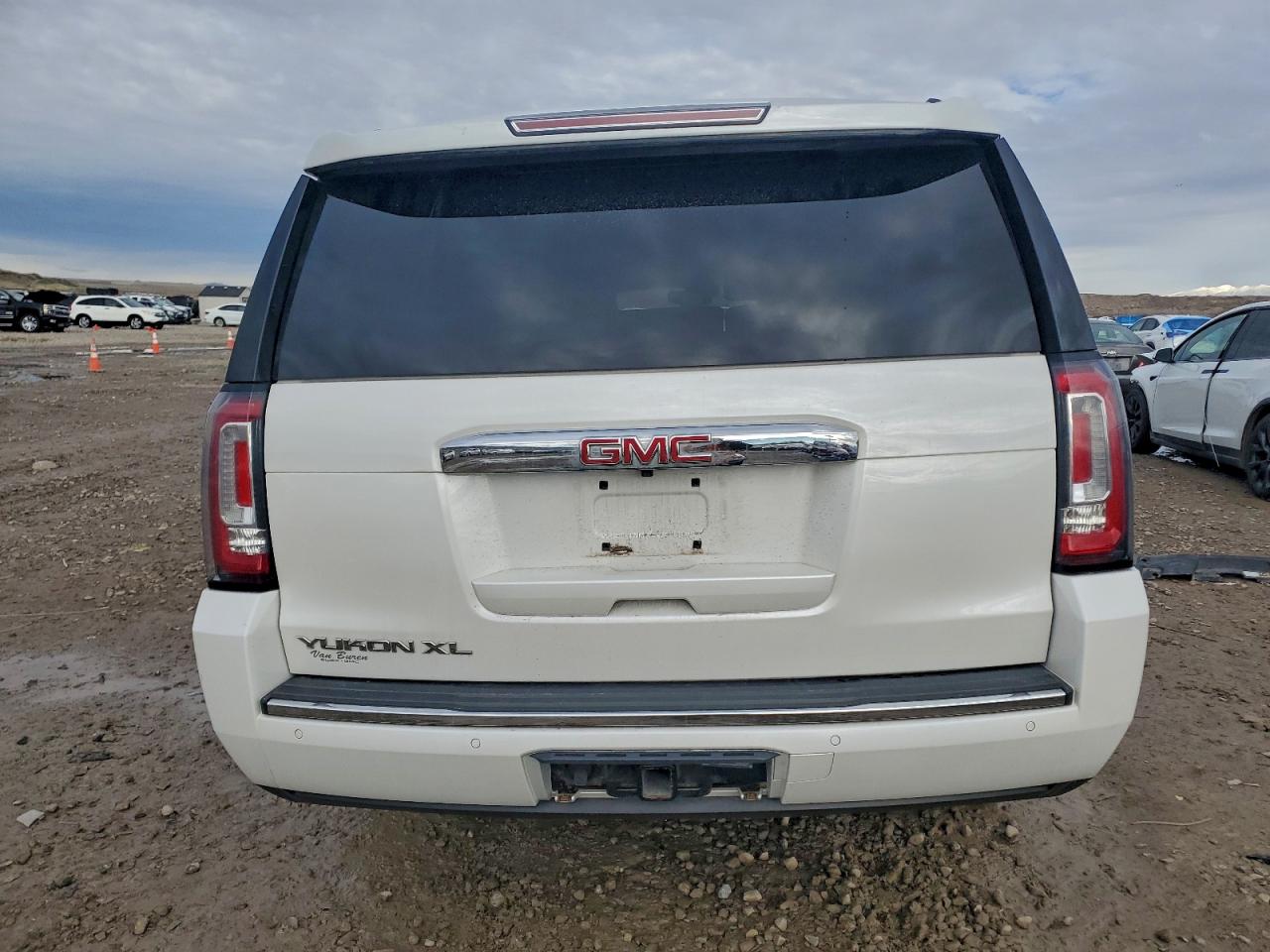 GMC Yukon Denali Image 5