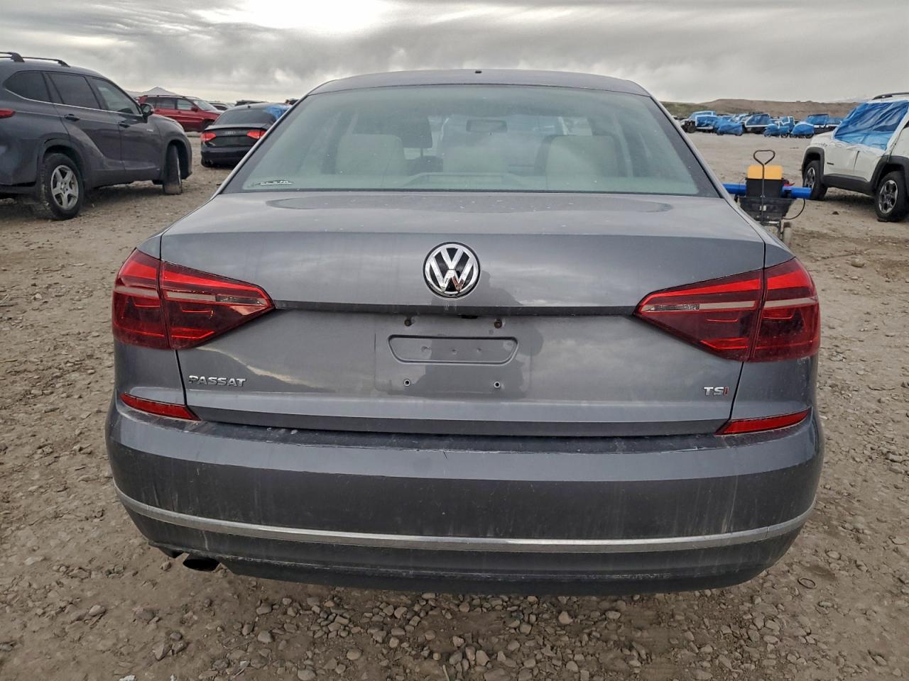 Volkswagen Passat S Image 8