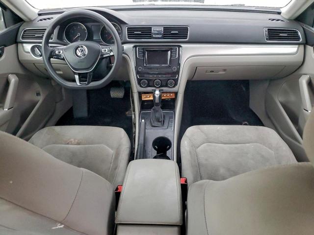 Volkswagen Passat S Image 6