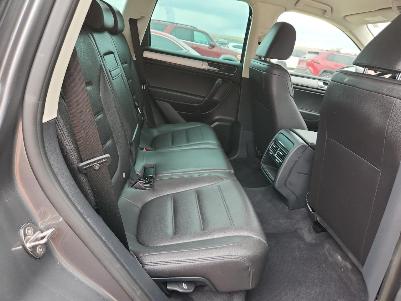 Volkswagen Touareg Sport Image 8