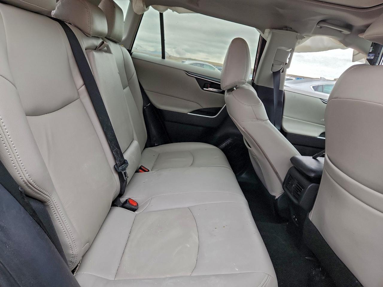 Toyota RAV4 Xle Image 3