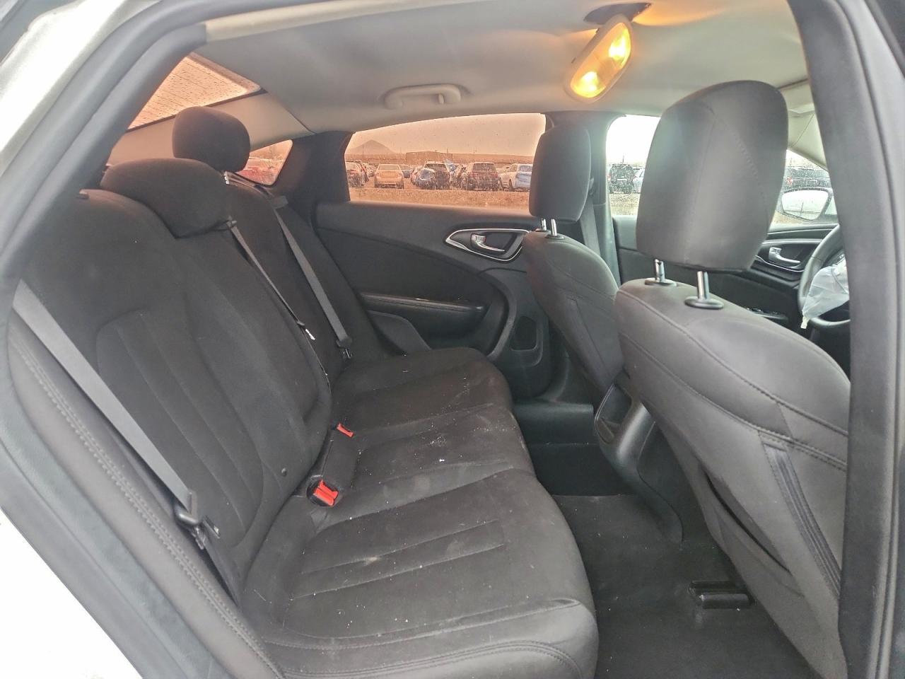 Chrysler 200 Limited Image 6