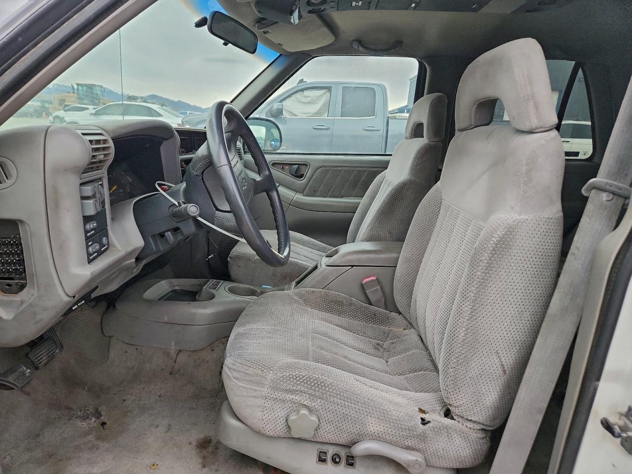 Chevrolet Blazer Image 2