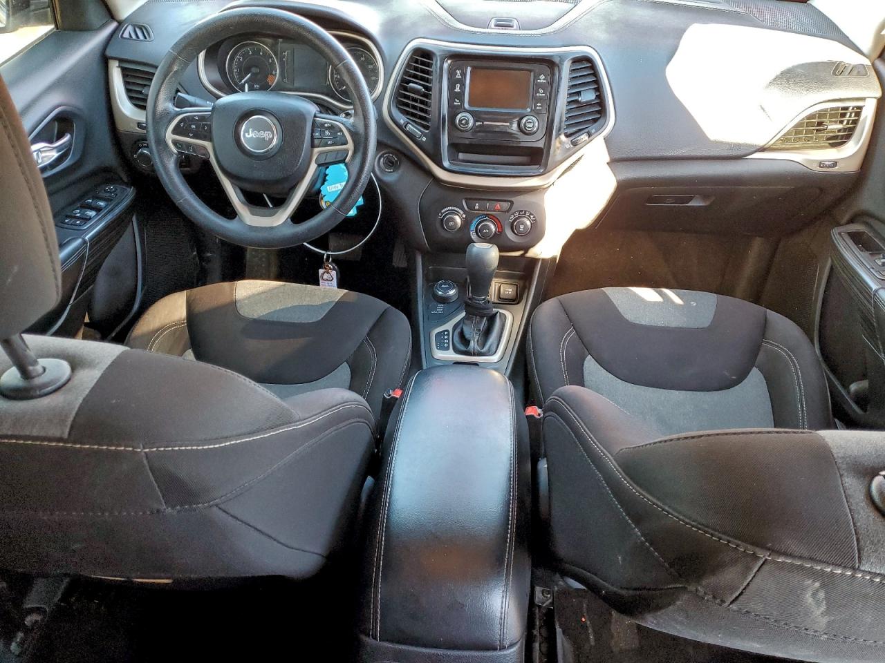 Jeep Grand Cherokee Sport Image 8