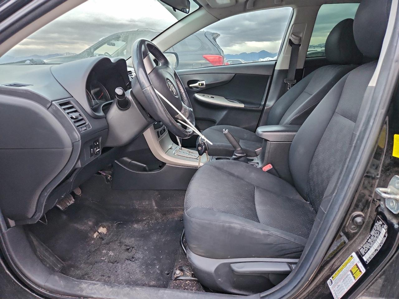 Toyota Corolla Base Image 8