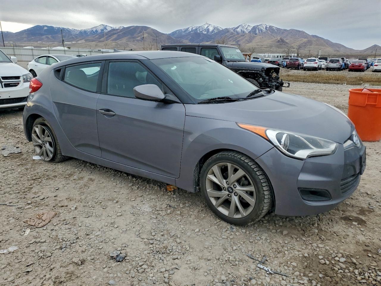 Hyundai VELOSTER Image 2