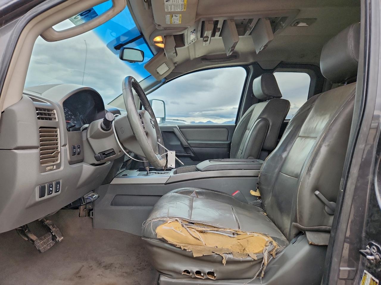 Nissan Titan Xe Image 11