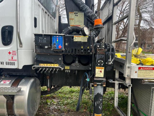 Freightliner 114sd Image 6