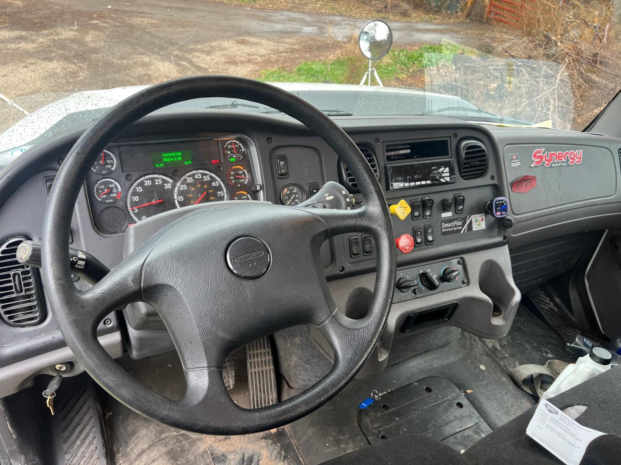 Freightliner 114sd Image 9