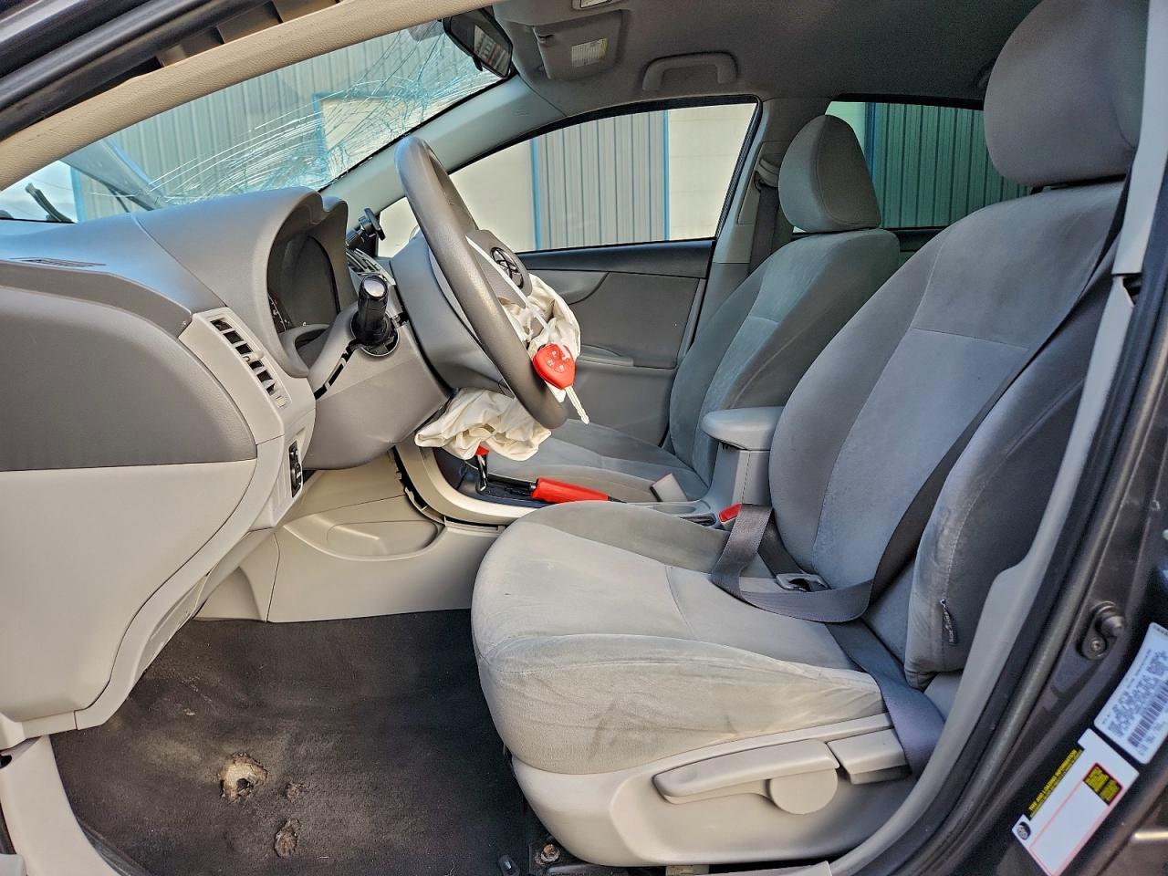 Toyota Corolla Base Image 13