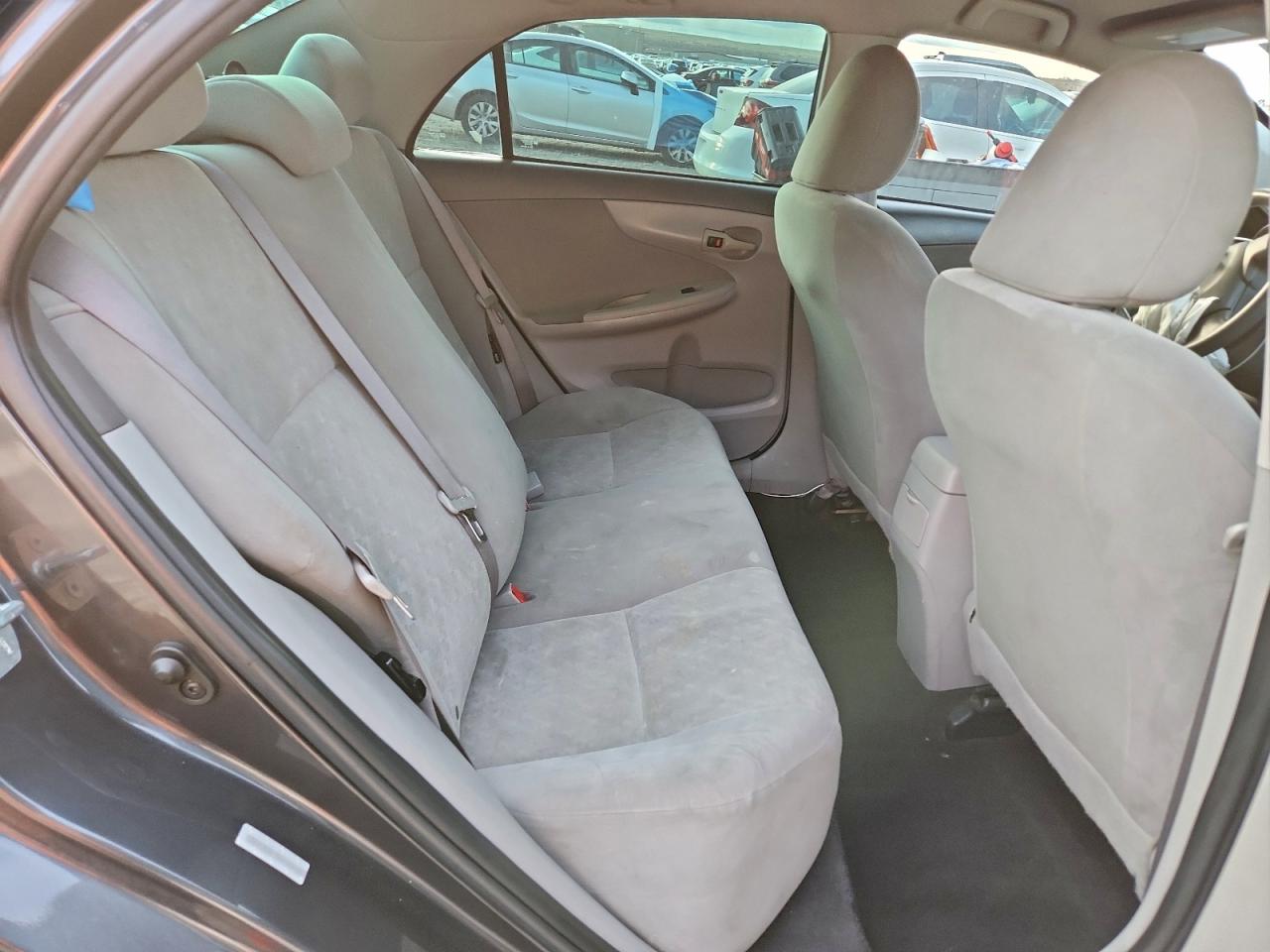 Toyota Corolla Base Image 8