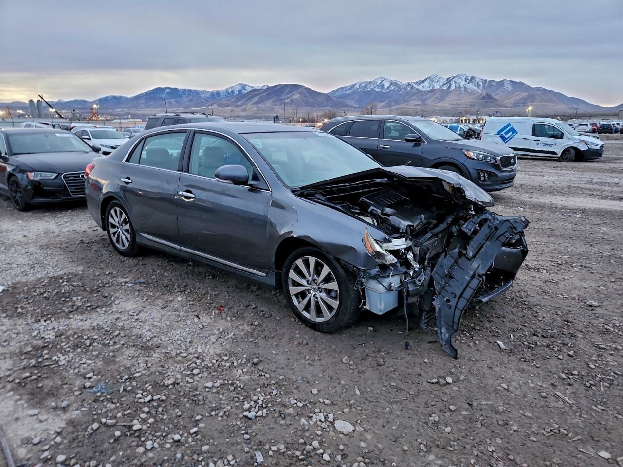 Toyota Avalon Base Image 13