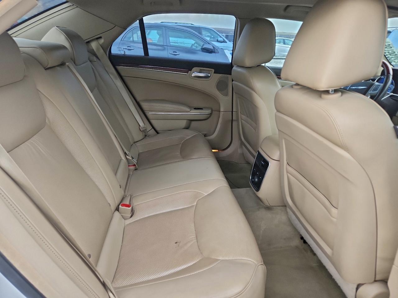 Chrysler 300 Image 10