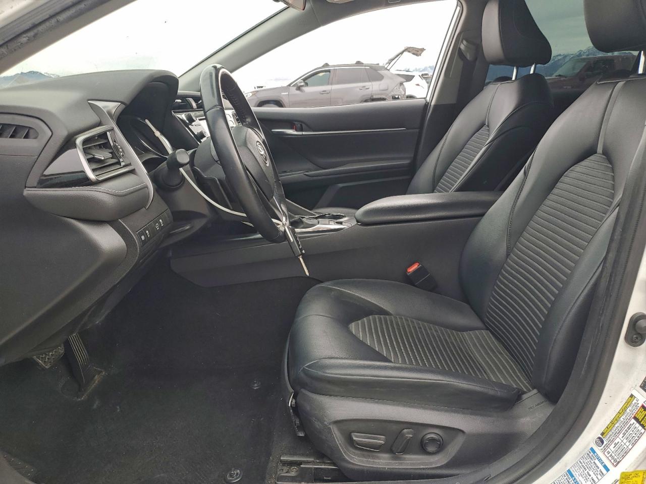 Toyota Camry Se Image 6