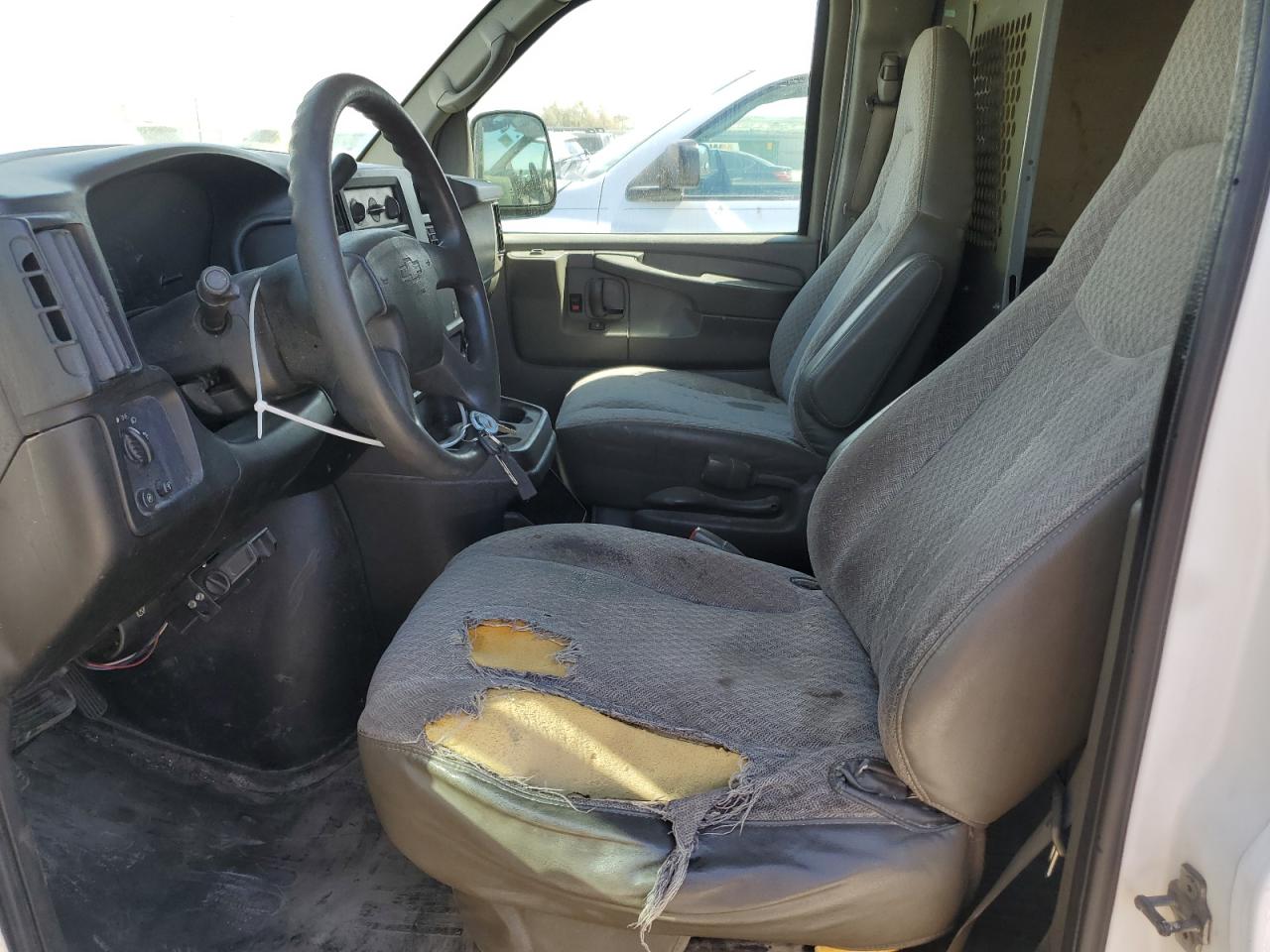 Chevrolet Express Image 6