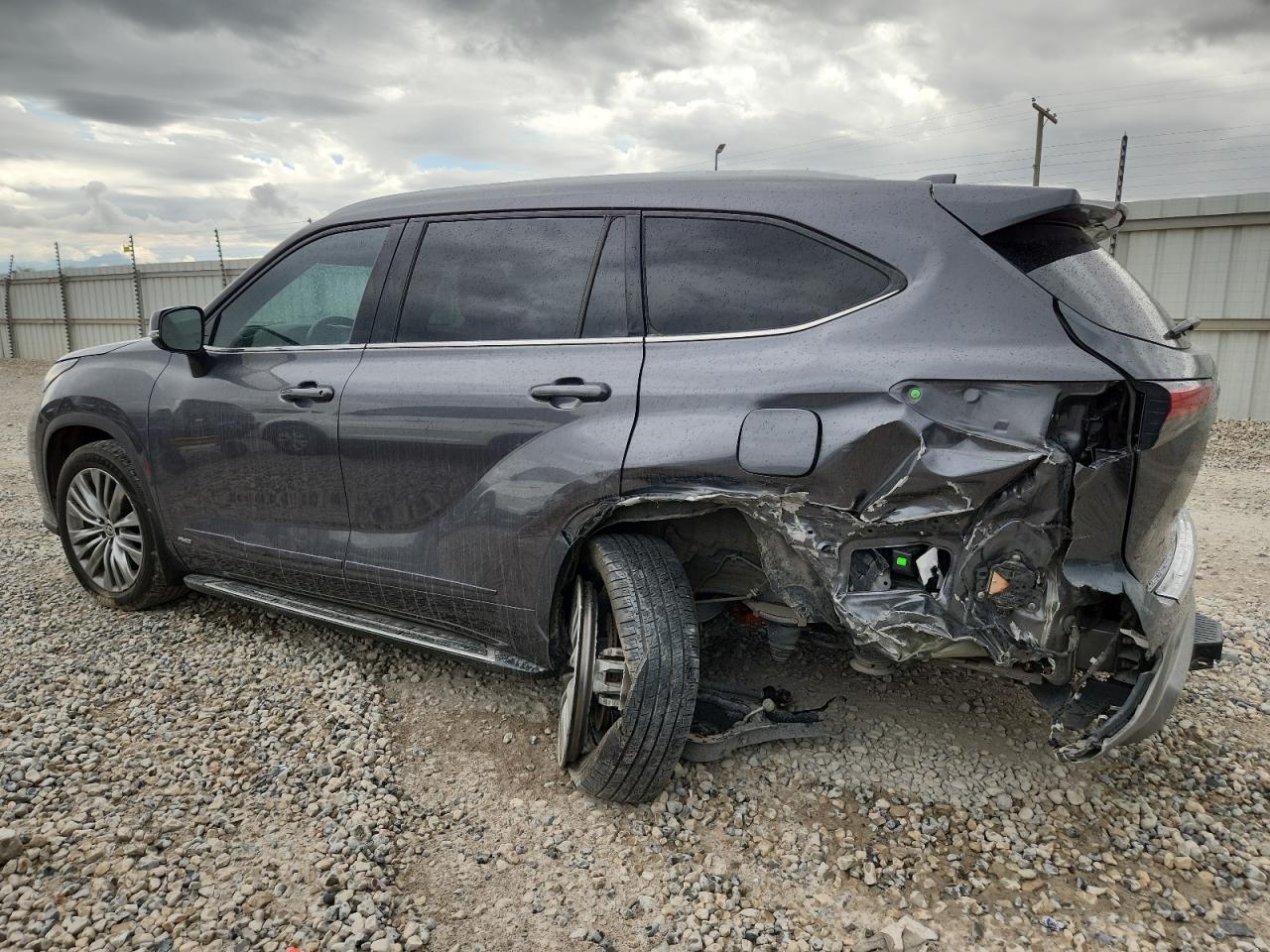 Toyota Highlander Hybrid Platinum Image 2