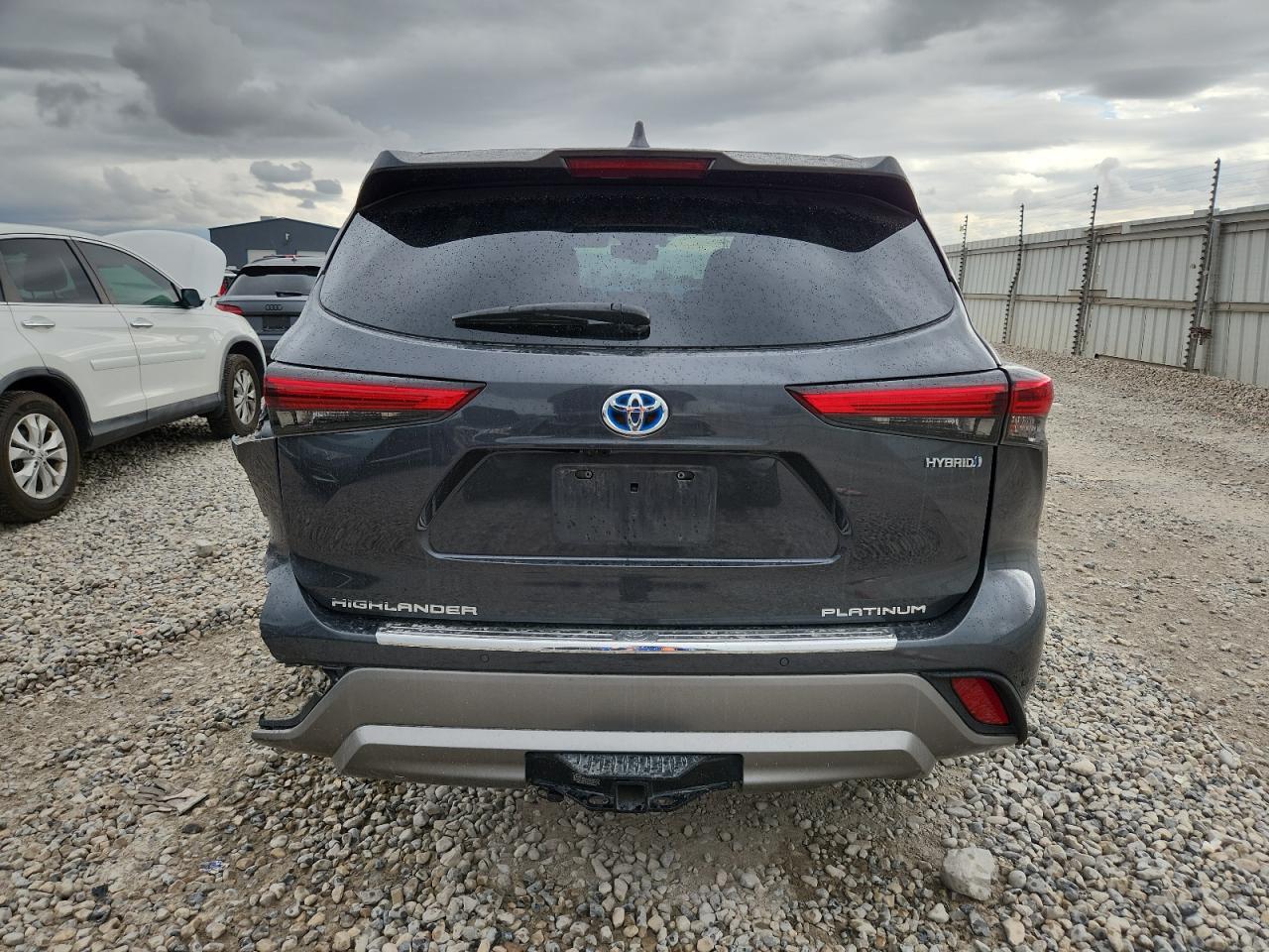 Toyota Highlander Hybrid Platinum Image 5