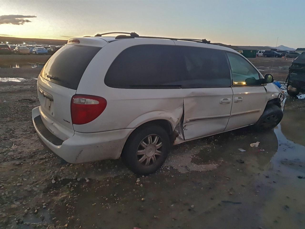 Chrysler Minivan Touring Image 11