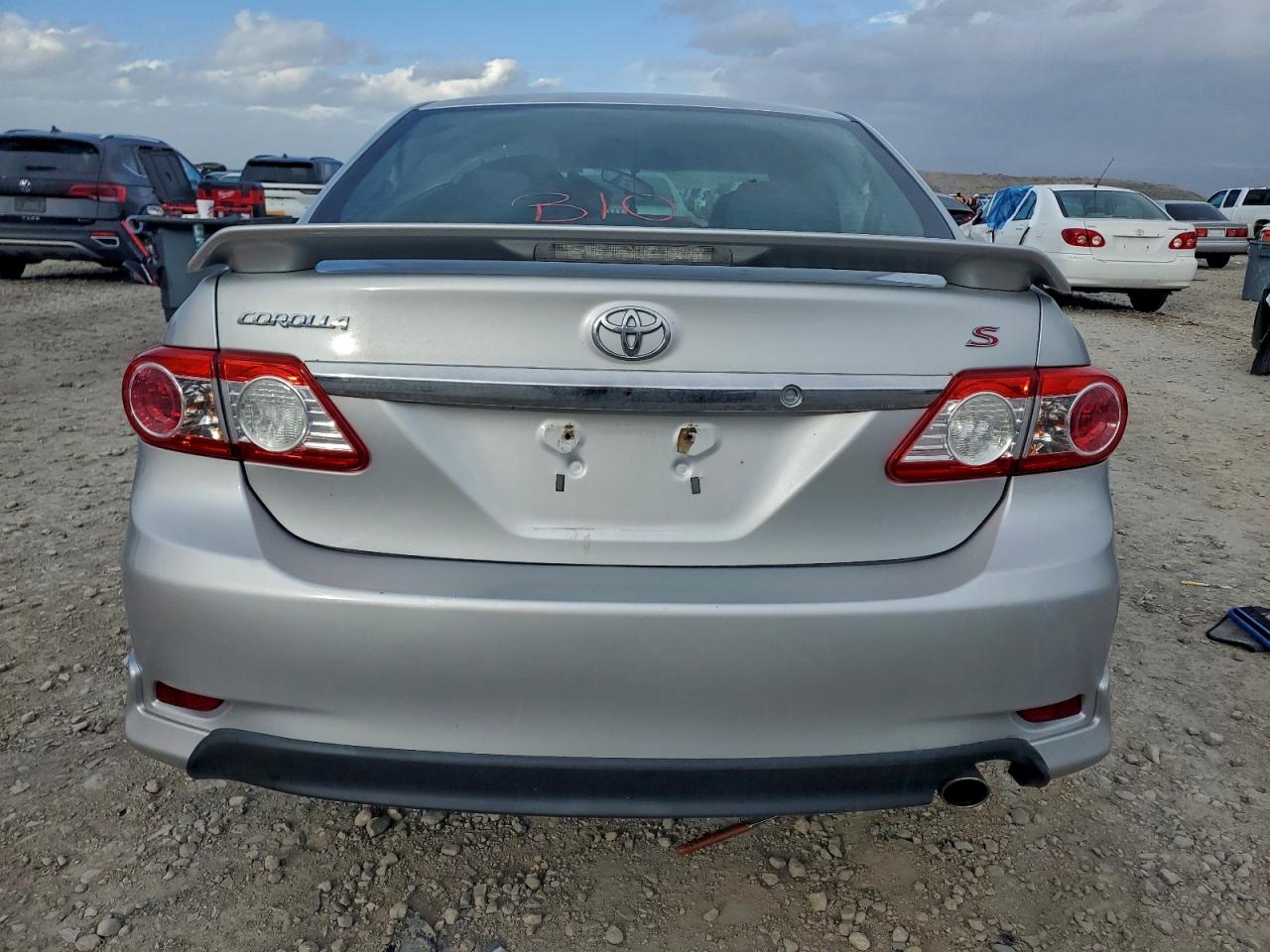 Toyota Corolla Base Image 10