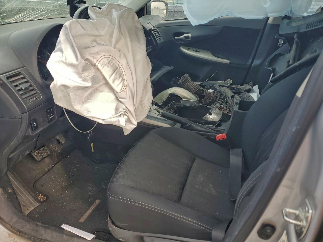 Toyota Corolla Base Image 6