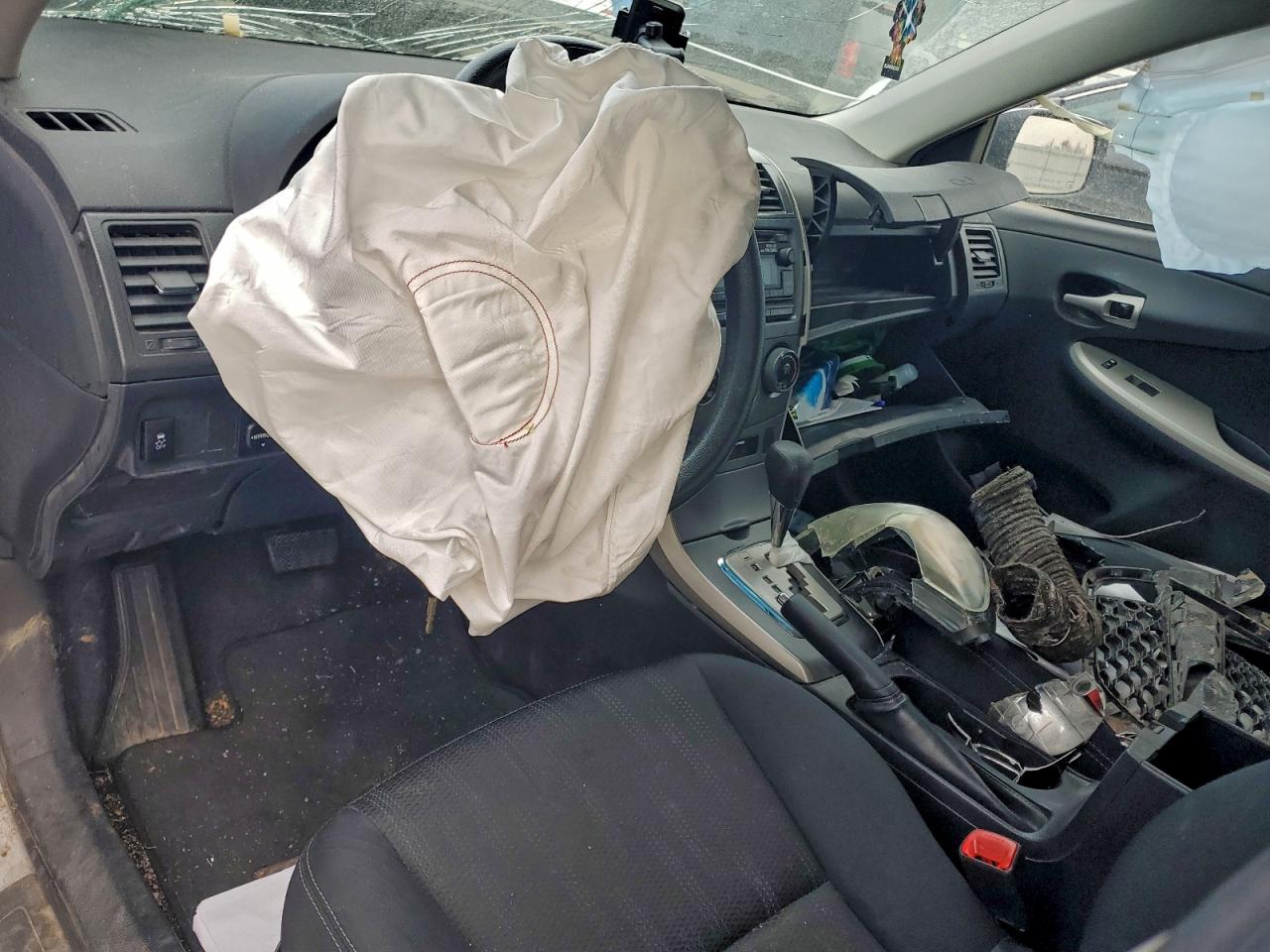 Toyota Corolla Base Image 9