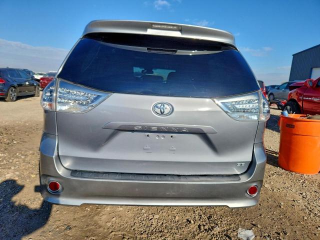 Toyota Sienna Se Image 11