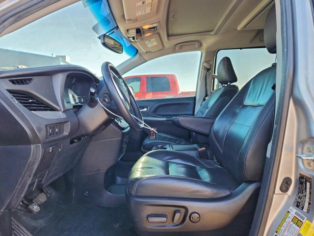Toyota Sienna Se Image 9