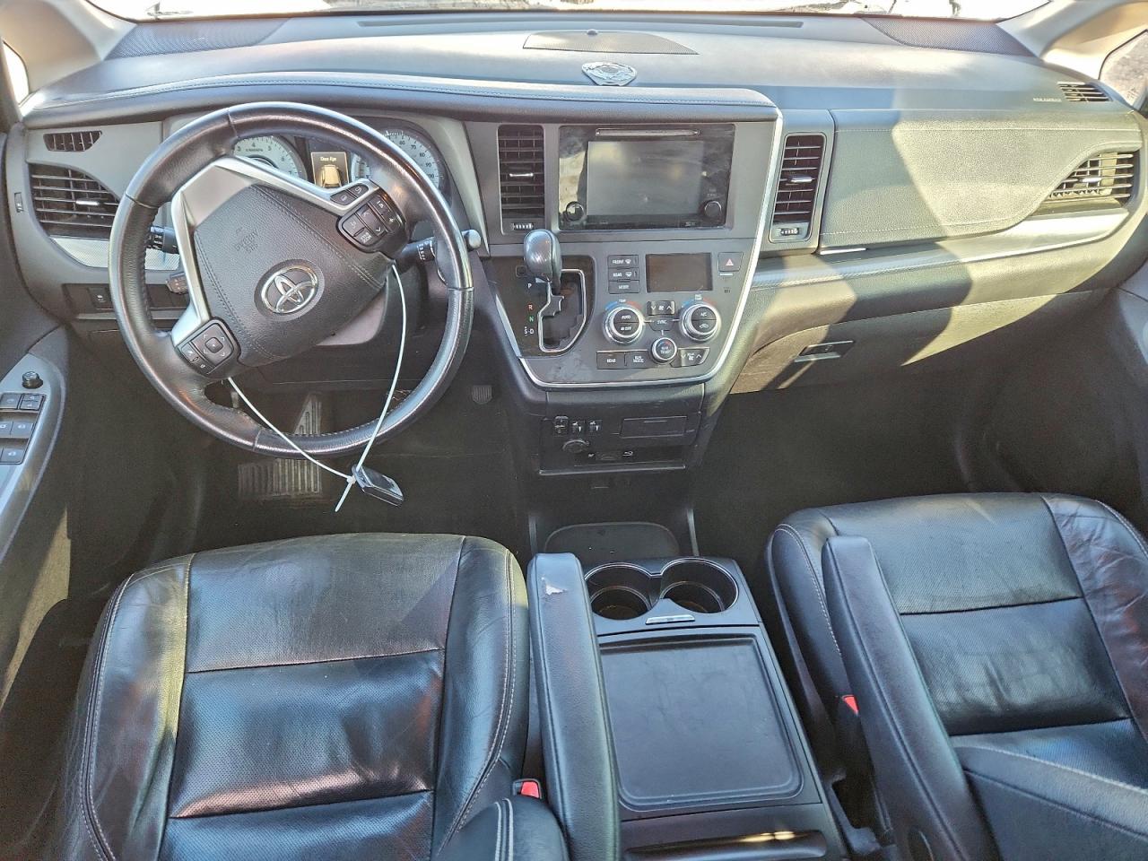 Toyota Sienna Se Image 6