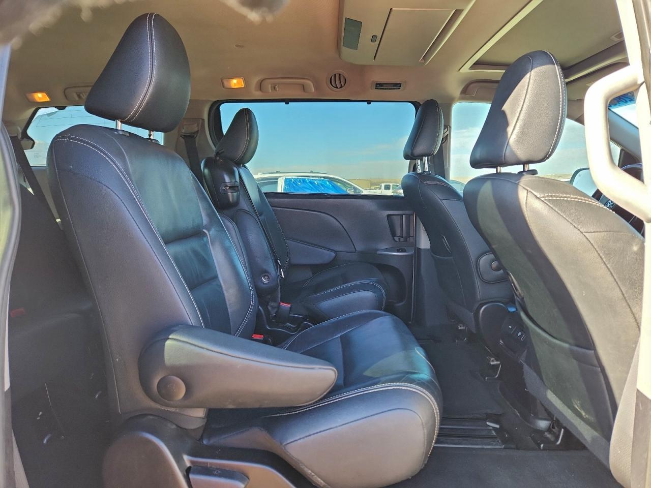 Toyota Sienna Se Image 7