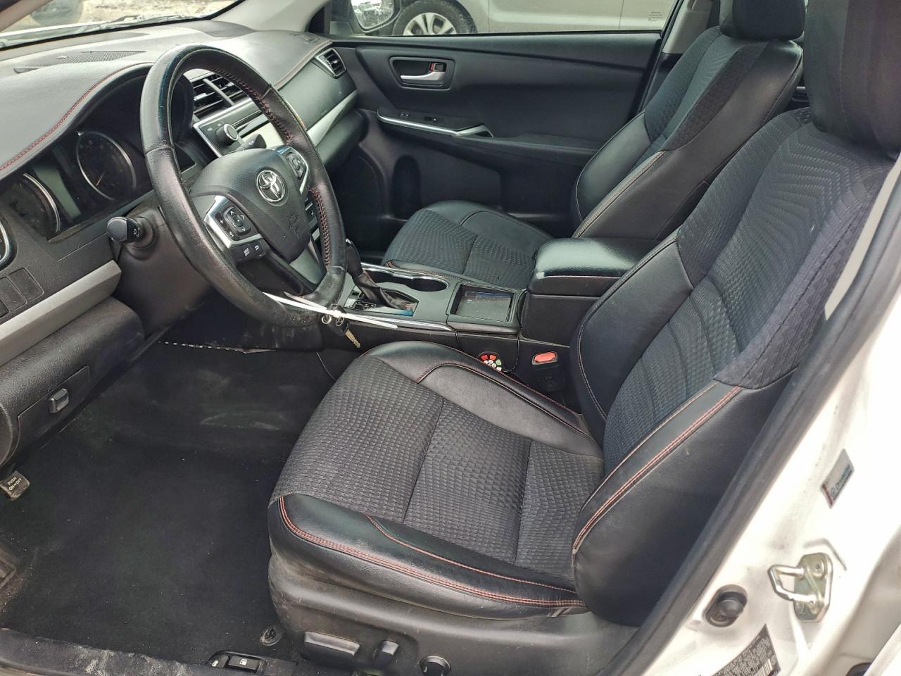 Toyota Camry Le Image 3